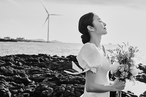포토 JPG 주간 여자 신부 바다 부케 웨딩드레스 결혼 흑백 사랑 한명 미소 들기 상반신 20대 성인 야외 옆모습 제주도 눈감음 한국인 올려보기 풍력에너지 성인여자한명만 웨딩촬영 국내포토 자연요소 1 드레스 감정 뷰포인트 꽃다발 모션 한국 촬영기법 표정 사람 동양인 이벤트 청년 그린에너지 기념사진 여자한명만 성인여자만 파일형식