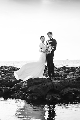 포토 JPG 주간 전신 응시 여자 남자 바다 부케 웨딩드레스 결혼 하늘 흑백 사랑 서기 미소 들기 정장 턱시도 20대 성인 해변 야외 두명 앞모습 30대 제주도 손잡기 한국인 바위 신랑신부 성인만 웨딩촬영 국내포토 자연요소 시선 드레스 옷 감정 신부_웨딩 뷰포인트 꽃다발 신랑 모션 한국 촬영기법 표정 사람 동양인 이벤트 청년 장년 돌_바위 기념사진 파일형식