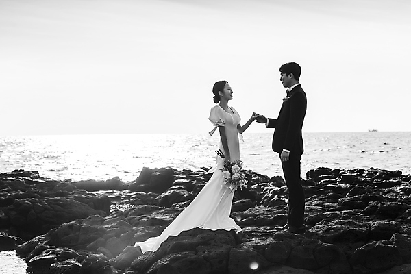 포토 JPG 주간 전신 여자 남자 바다 부케 웨딩드레스 결혼 흑백 사랑 서기 미소 들기 정장 턱시도 20대 성인 해변 야외 두명 옆모습 30대 제주도 마주보기 손잡기 한국인 바위 신랑신부 성인만 웨딩촬영 국내포토 자연요소 드레스 옷 감정 신부_웨딩 뷰포인트 꽃다발 신랑 모션 한국 촬영기법 표정 사람 동양인 이벤트 청년 장년 돌_바위 기념사진 파일형식