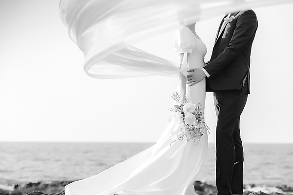 포토 JPG 주간 전신 여자 남자 바다 웨딩드레스 허리손 결혼 안기 날리기 면사포 흑백 사랑 서기 들기 정장 턱시도 20대 성인 야외 두명 옆모습 30대 제주도 마주보기 한국인 베일 신랑신부 성인만 웨딩촬영 국내포토 자연요소 드레스 옷 감정 신부_웨딩 뷰포인트 포즈 신랑 모션 한국 촬영기법 사람 동양인 이벤트 청년 장년 결혼소품 기념사진 파일형식