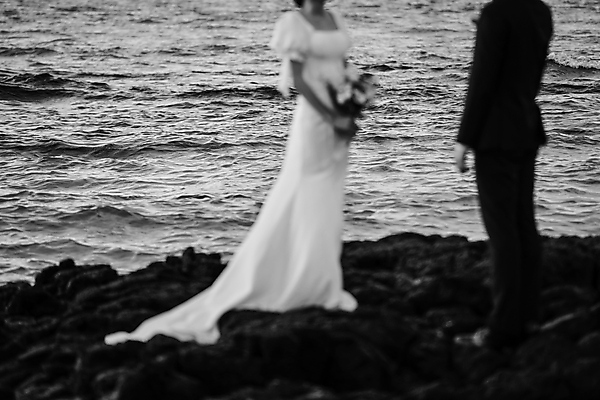 포토 JPG 주간 여자 남자 바다 부케 웨딩드레스 결혼 흑백 사랑 서기 들기 정장 턱시도 상반신 20대 성인 해변 야외 두명 옆모습 30대 제주도 한국인 바위 신랑신부 성인만 웨딩촬영 국내포토 자연요소 드레스 옷 감정 신부_웨딩 뷰포인트 꽃다발 신랑 모션 한국 촬영기법 사람 동양인 이벤트 청년 장년 돌_바위 기념사진 파일형식