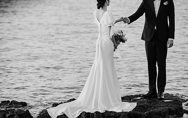 포토 JPG 주간 여자 남자 바다 부케 웨딩드레스 결혼 흑백 사랑 서기 들기 정장 턱시도 상반신 20대 성인 해변 야외 두명 앞모습 뒷모습 30대 제주도 손잡기 한국인 바위 신랑신부 성인만 웨딩촬영 국내포토 자연요소 드레스 옷 감정 신부_웨딩 뷰포인트 꽃다발 신랑 모션 한국 촬영기법 사람 동양인 이벤트 청년 장년 돌_바위 기념사진 파일형식