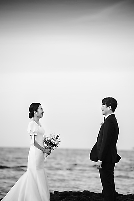 포토 JPG 주간 여자 남자 바다 부케 웨딩드레스 결혼 하늘 흑백 사랑 미소 들기 정장 턱시도 상반신 20대 성인 해변 야외 두명 옆모습 30대 제주도 마주보기 한국인 신랑신부 성인만 웨딩촬영 국내포토 자연요소 드레스 옷 감정 신부_웨딩 뷰포인트 꽃다발 신랑 모션 한국 촬영기법 표정 사람 동양인 이벤트 청년 장년 기념사진 파일형식