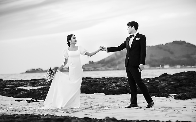 포토 JPG 주간 전신 응시 여자 남자 바다 부케 웨딩드레스 결혼 하늘 흑백 사랑 서기 미소 들기 정장 턱시도 20대 성인 해변 야외 두명 앞모습 옆모습 30대 제주도 마주보기 손잡기 한국인 춤 신랑신부 성인만 웨딩촬영 국내포토 자연요소 시선 드레스 옷 감정 신부_웨딩 뷰포인트 꽃다발 신랑 모션 문화예술 한국 촬영기법 표정 사람 동양인 이벤트 청년 장년 기념사진 파일형식