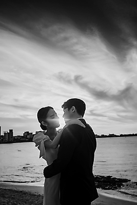 포토 JPG 구름 여자 남자 바다 웨딩드레스 결혼 하늘 흑백 사랑 미소 정장 턱시도 상반신 20대 성인 해변 야외 두명 옆모습 뒷모습 30대 햇빛 태양 제주도 눈감음 한국인 야간 신랑신부 성인만 어깨에손 웨딩촬영 국내포토 자연요소 드레스 옷 감정 신부_웨딩 뷰포인트 신랑 모션 한국 촬영기법 표정 사람 동양인 이벤트 청년 장년 기념사진 파일형식