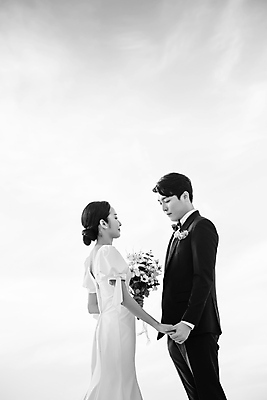 포토 JPG 주간 여자 남자 바다 부케 웨딩드레스 결혼 하늘 흑백 사랑 들기 정장 턱시도 상반신 20대 성인 해변 야외 두명 옆모습 뒷모습 30대 제주도 마주보기 손잡기 한국인 신랑신부 성인만 웨딩촬영 국내포토 자연요소 드레스 옷 감정 신부_웨딩 뷰포인트 꽃다발 신랑 모션 한국 촬영기법 사람 동양인 이벤트 청년 장년 기념사진 파일형식