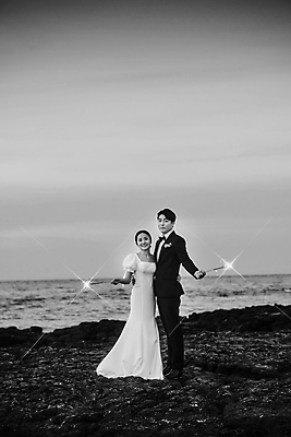 포토 JPG 전신 응시 여자 남자 바다 웨딩드레스 허리손 결혼 하늘 폭죽 흑백 사랑 서기 미소 들기 정장 턱시도 20대 성인 해변 야외 두명 앞모습 옆모습 30대 빛 제주도 한국인 바위 야간 신랑신부 성인만 웨딩촬영 스파클라 국내포토 자연요소 시선 드레스 옷 감정 신부_웨딩 뷰포인트 포즈 신랑 모션 한국 촬영기법 표정 사람 동양인 이벤트 청년 장년 돌_바위 기념사진 파일형식