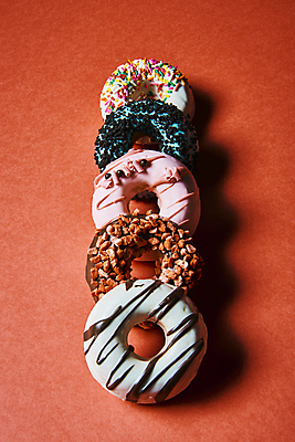 포토 JPG 스튜디오촬영 디저트 실내 종류 그림자 사람없음 여러개 도넛 달콤 일렬 토핑 빨간배경 스프링클 국내포토 음식 다수 백그라운드 내부 장식 빨간색 맛 파일형식