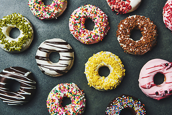 포토 JPG 스튜디오촬영 검은배경 디저트 실내 종류 사람없음 하이앵글 여러개 도넛 달콤 토핑 스프링클 국내포토 음식 뷰포인트 다수 백그라운드 내부 장식 검은색 맛 파일형식