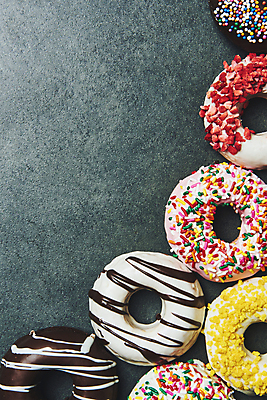 포토 JPG 스튜디오촬영 검은배경 디저트 실내 종류 사람없음 하이앵글 도넛 달콤 토핑 스프링클 카피스페이스 국내포토 음식 뷰포인트 백그라운드 내부 장식 검은색 공백 맛 파일형식
