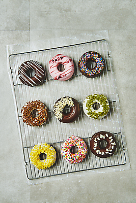 포토 JPG 스튜디오촬영 회색배경 디저트 실내 종류 사람없음 하이앵글 도넛 달콤 일렬 토핑 스프링클 종이호일 식힘망 국내포토 음식 뷰포인트 백그라운드 내부 장식 주방도구 회색 맛 제빵도구 파일형식