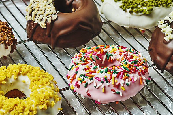 포토 JPG 스튜디오촬영 디저트 실내 근접촬영 사람없음 도넛 달콤 토핑 스프링클 종이호일 식힘망 국내포토 음식 뷰포인트 내부 장식 주방도구 맛 제빵도구 파일형식