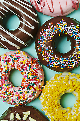 포토 JPG 스튜디오촬영 디저트 실내 근접촬영 사람없음 하이앵글 도넛 달콤 파란배경 토핑 스프링클 국내포토 음식 뷰포인트 백그라운드 내부 장식 파란색 맛 파일형식