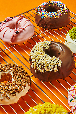 포토 JPG 스튜디오촬영 디저트 실내 종류 그림자 사람없음 도넛 달콤 토핑 스프링클 주황색배경 식힘망 국내포토 음식 백그라운드 내부 장식 주방도구 주황색 맛 제빵도구 파일형식