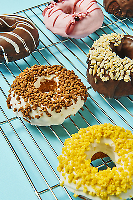 포토 JPG 스튜디오촬영 디저트 실내 종류 그림자 사람없음 도넛 달콤 파란배경 토핑 스프링클 식힘망 국내포토 음식 백그라운드 내부 장식 파란색 주방도구 맛 제빵도구 파일형식