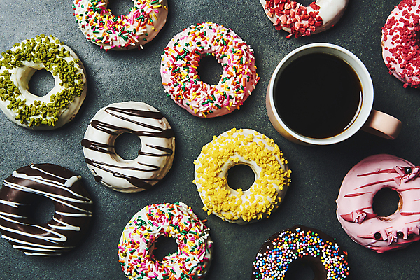 포토 JPG 스튜디오촬영 커피 검은배경 디저트 한잔 실내 종류 사람없음 하이앵글 여러개 머그컵 도넛 달콤 토핑 스프링클 국내포토 1 음료 음식 뷰포인트 다수 백그라운드 내부 장식 컵 검은색 맛 파일형식