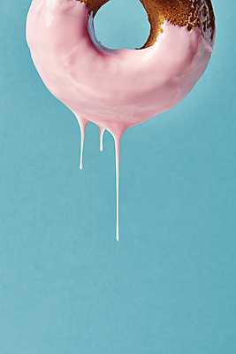 포토 JPG 스튜디오촬영 디저트 실내 근접촬영 사람없음 초콜릿 흐름 도넛 달콤 떨어짐 파란배경 국내포토 음식 뷰포인트 백그라운드 컨셉 내부 파란색 맛 파일형식