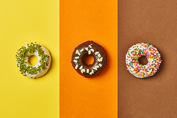 포토 JPG 스튜디오촬영 디저트 실내 사람없음 하이앵글 세개 도넛 달콤 일렬 토핑 노란배경 스프링클 갈색배경 주황색배경 국내포토 음식 뷰포인트 백그라운드 3 내부 장식 갈색 노란색 주황색 맛 파일형식