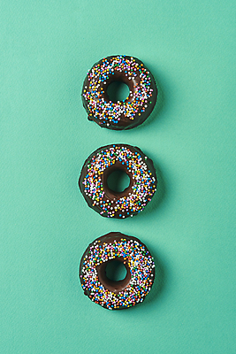 포토 JPG 스튜디오촬영 디저트 실내 사람없음 하이앵글 세개 도넛 달콤 일렬 토핑 스프링클 민트색배경 국내포토 음식 뷰포인트 백그라운드 3 내부 장식 맛 민트색 파일형식