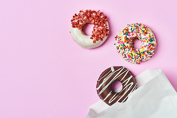 포토 JPG 스튜디오촬영 디저트 실내 사람없음 하이앵글 종이봉투 세개 도넛 달콤 토핑 쏟아짐 스프링클 카피스페이스 분홍색배경 국내포토 음식 뷰포인트 분홍색 백그라운드 모션 봉투 3 내부 장식 공백 맛 파일형식