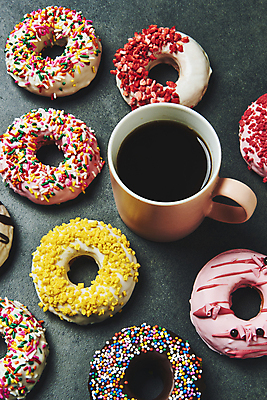 포토 JPG 스튜디오촬영 커피 검은배경 디저트 한잔 실내 사람없음 하이앵글 여러개 머그컵 도넛 달콤 토핑 스프링클 국내포토 1 음료 음식 뷰포인트 다수 백그라운드 내부 장식 컵 검은색 맛 파일형식