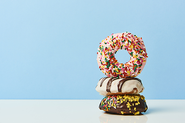 포토 JPG 스튜디오촬영 디저트 실내 사람없음 쌓기 세개 도넛 달콤 파란배경 토핑 스프링클 국내포토 음식 백그라운드 모션 3 내부 장식 파란색 맛 파일형식