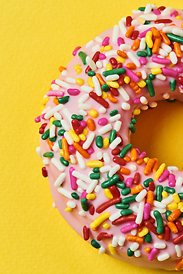 포토 JPG 스튜디오촬영 디저트 실내 근접촬영 사람없음 하이앵글 한개 도넛 달콤 토핑 노란배경 스프링클 국내포토 1 음식 뷰포인트 백그라운드 내부 장식 노란색 맛 파일형식