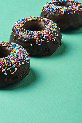 포토 JPG 스튜디오촬영 디저트 실내 그림자 사람없음 세개 도넛 달콤 일렬 토핑 스프링클 민트색배경 국내포토 음식 백그라운드 3 내부 장식 맛 민트색 파일형식