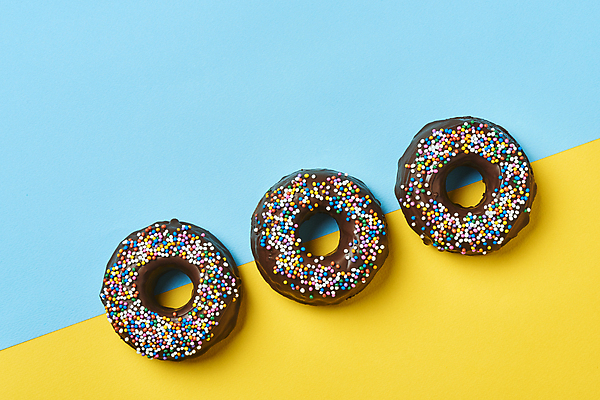 포토 JPG 스튜디오촬영 디저트 실내 사람없음 하이앵글 세개 도넛 달콤 파란배경 일렬 토핑 노란배경 스프링클 국내포토 음식 뷰포인트 백그라운드 3 내부 장식 파란색 노란색 맛 파일형식