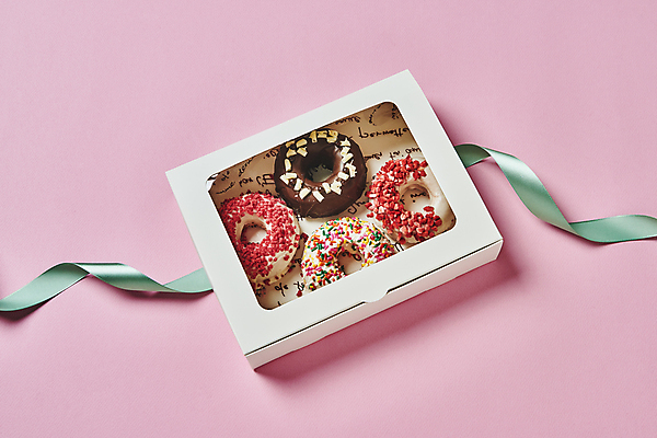 포토 JPG 스튜디오촬영 리본 디저트 실내 사람없음 선물상자 하이앵글 여러개 도넛 달콤 종이상자 담기 토핑 스프링클 분홍색배경 국내포토 음식 뷰포인트 분홍색 다수 백그라운드 모션 선물 내부 장식 상자 맛 파일형식