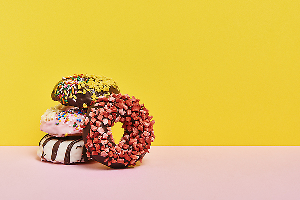 포토 JPG 스튜디오촬영 디저트 실내 사람없음 쌓기 여러개 도넛 달콤 토핑 노란배경 스프링클 분홍색배경 국내포토 음식 분홍색 다수 백그라운드 모션 내부 장식 노란색 맛 파일형식