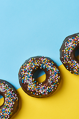 포토 JPG 스튜디오촬영 디저트 실내 사람없음 하이앵글 세개 도넛 달콤 파란배경 일렬 토핑 노란배경 스프링클 국내포토 음식 뷰포인트 백그라운드 3 내부 장식 파란색 노란색 맛 파일형식