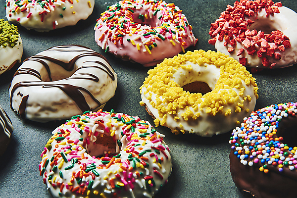 포토 JPG 스튜디오촬영 검은배경 디저트 실내 종류 사람없음 여러개 도넛 달콤 토핑 스프링클 국내포토 음식 다수 백그라운드 내부 장식 검은색 맛 파일형식