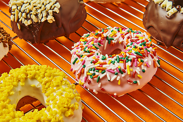 포토 JPG 스튜디오촬영 디저트 실내 그림자 근접촬영 사람없음 도넛 달콤 토핑 스프링클 주황색배경 식힘망 국내포토 음식 뷰포인트 백그라운드 내부 장식 주방도구 주황색 맛 제빵도구 파일형식