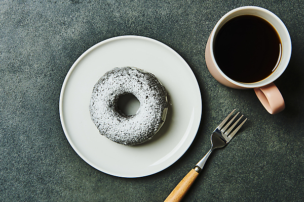 포토 JPG 스튜디오촬영 접시 커피 포크 검은배경 디저트 실내 사람없음 하이앵글 한개 머그컵 도넛 달콤 슈가파우더 국내포토 1 식기 음료 음식 뷰포인트 백그라운드 내부 컵 검은색 맛 파일형식