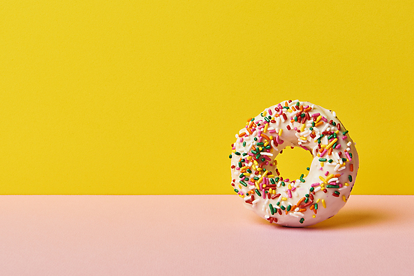 포토 JPG 스튜디오촬영 디저트 실내 그림자 사람없음 한개 도넛 달콤 토핑 노란배경 스프링클 카피스페이스 분홍색배경 국내포토 1 음식 분홍색 백그라운드 내부 장식 노란색 공백 맛 파일형식