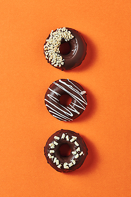 포토 JPG 스튜디오촬영 디저트 실내 그림자 사람없음 하이앵글 세개 도넛 달콤 일렬 토핑 스프링클 주황색배경 국내포토 음식 뷰포인트 백그라운드 3 내부 장식 주황색 맛 파일형식