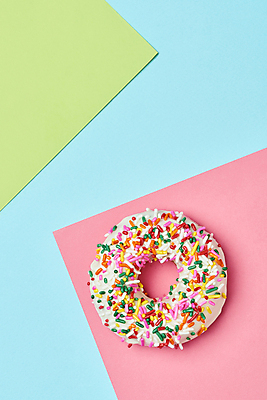 포토 JPG 스튜디오촬영 종이 분홍색 디저트 실내 사람없음 연두색 하이앵글 한개 도넛 달콤 파란배경 토핑 스프링클 국내포토 1 음식 뷰포인트 컬러 백그라운드 내부 장식 초록색 파란색 맛 파일형식