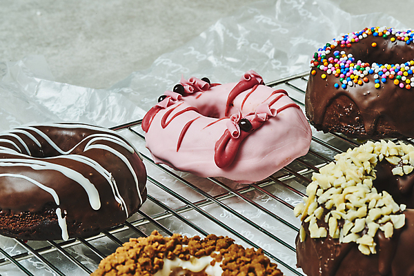 포토 JPG 스튜디오촬영 회색배경 디저트 실내 종류 근접촬영 사람없음 여러개 도넛 달콤 토핑 스프링클 종이호일 식힘망 국내포토 음식 뷰포인트 다수 백그라운드 내부 장식 주방도구 회색 맛 제빵도구 파일형식