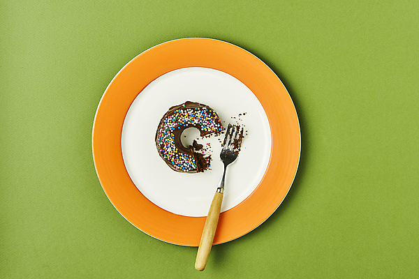 포토 JPG 스튜디오촬영 접시 포크 디저트 실내 사람없음 하이앵글 한개 도넛 달콤 먹기 토핑 부스러기 스프링클 초록배경 국내포토 1 식기 음식 뷰포인트 백그라운드 모션 내부 장식 초록색 맛 파일형식