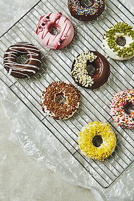 포토 JPG 스튜디오촬영 회색배경 디저트 실내 종류 사람없음 하이앵글 여러개 도넛 달콤 일렬 토핑 스프링클 종이호일 식힘망 국내포토 음식 뷰포인트 다수 백그라운드 내부 장식 주방도구 회색 맛 제빵도구 파일형식