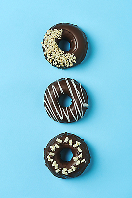 포토 JPG 스튜디오촬영 디저트 실내 사람없음 하이앵글 세개 도넛 달콤 파란배경 일렬 토핑 스프링클 국내포토 음식 뷰포인트 백그라운드 3 내부 장식 파란색 맛 파일형식