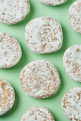 포토 JPG 스튜디오촬영 패턴 디저트 실내 사람없음 하이앵글 여러개 도넛 달콤 슈가파우더 초록배경 국내포토 음식 뷰포인트 다수 백그라운드 무늬 내부 초록색 맛 파일형식