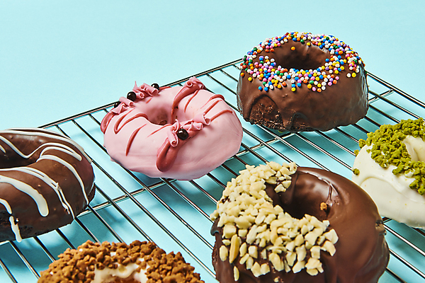 포토 JPG 스튜디오촬영 디저트 실내 종류 사람없음 여러개 도넛 달콤 파란배경 토핑 스프링클 식힘망 국내포토 음식 다수 백그라운드 내부 장식 파란색 주방도구 맛 제빵도구 파일형식