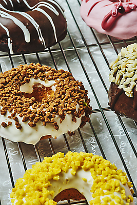 포토 JPG 스튜디오촬영 디저트 실내 종류 근접촬영 사람없음 여러개 도넛 달콤 토핑 스프링클 종이호일 식힘망 국내포토 음식 뷰포인트 다수 내부 장식 주방도구 맛 제빵도구 파일형식