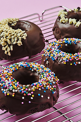 포토 JPG 스튜디오촬영 디저트 실내 그림자 근접촬영 사람없음 여러개 도넛 달콤 토핑 스프링클 분홍색배경 식힘망 국내포토 음식 뷰포인트 분홍색 다수 백그라운드 내부 장식 주방도구 맛 제빵도구 파일형식