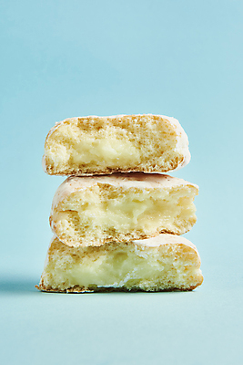 포토 JPG 스튜디오촬영 단면 디저트 실내 사람없음 쌓기 세개 도넛 달콤 크림 파란배경 국내포토 음식 백그라운드 모션 3 내부 파란색 맛 파일형식