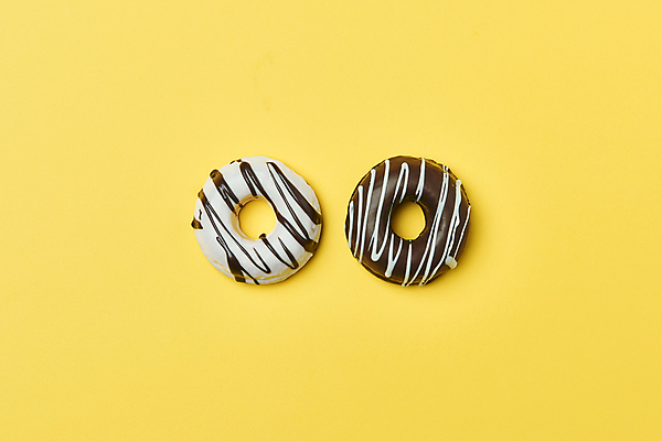 포토 JPG 스튜디오촬영 디저트 실내 사람없음 하이앵글 두개 도넛 달콤 노란배경 국내포토 음식 뷰포인트 백그라운드 2 내부 노란색 맛 파일형식