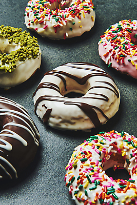 포토 JPG 스튜디오촬영 검은배경 디저트 실내 종류 사람없음 여러개 도넛 달콤 토핑 스프링클 국내포토 음식 다수 백그라운드 내부 장식 검은색 맛 파일형식