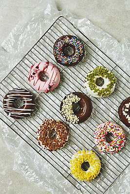 포토 JPG 스튜디오촬영 회색배경 디저트 실내 종류 사람없음 하이앵글 여러개 도넛 달콤 일렬 토핑 스프링클 종이호일 식힘망 국내포토 음식 뷰포인트 다수 백그라운드 내부 장식 주방도구 회색 맛 제빵도구 파일형식